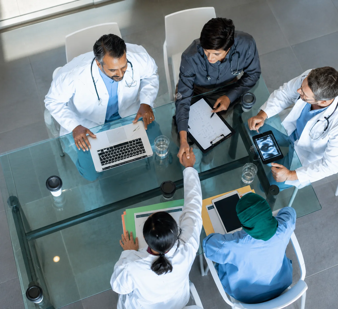 Equipo médico revisando información clínica en un entorno hospitalario